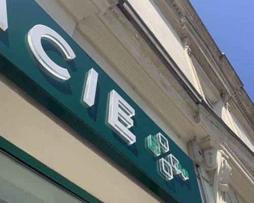 enseigne-lettres-decoupees-eclairage-avignon